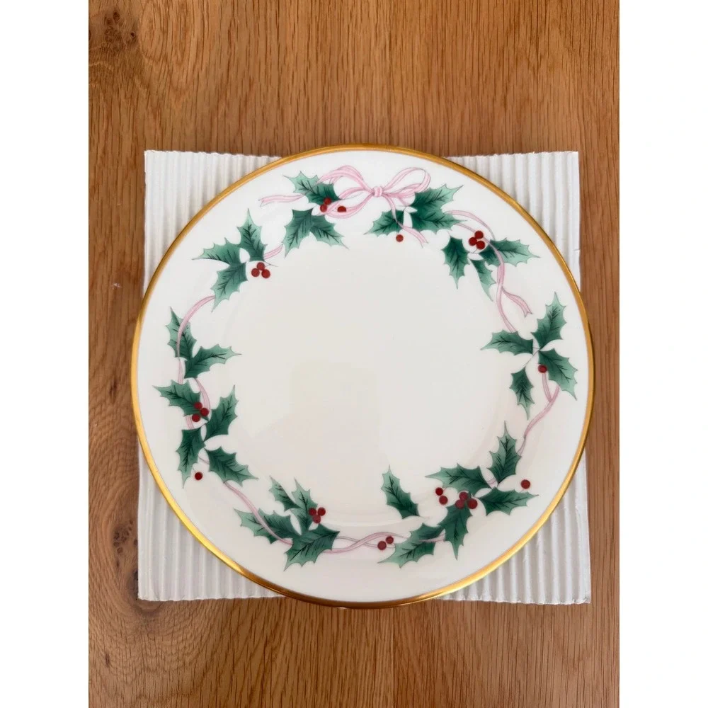 Set of 4 NIB Mikasa Ribbon Holly 8